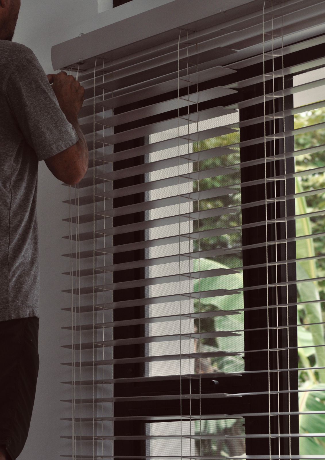 Professional installation of horizontal window blinds in a coastal home in Nosara